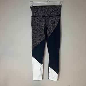 Lululemon Black & White Patterned Leggings Mid Rise 24" Inseam